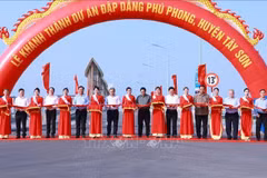 El primer ministro Pham Minh Chinh y los delegados en la ceremonia de inauguración de la presa de Phu Phong en la provincia de Binh Dinh (Fuente: VNA)