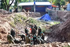 El 27 de octubre se llevó a cabo en el parque Le Thi Rieng la operación de búsqueda y recuperación de los restos de los soldados caídos. (Foto: Comando de Ciudad Ho Chi Minh)