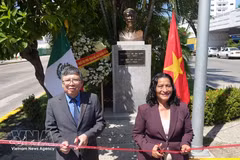 El embajador de Vietnam en México, Nguyen Van Hai, y la alcaldesa de Acapulco, Abelina López Rodríguez, realizan la ceremonia de inauguración de la estatua renovada del presidente Ho Chi Minh. (Foto: VNA)