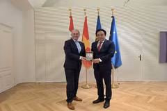 El presidente del Comité Popular de la ciudad de Hue, Nguyen Khac Toan, entrega un regalo a Karl Wilfing presidente del Parlamentario Regional de Baja Austria (Fuente: Oficina del Comité Popular de la ciudad de Hue) 