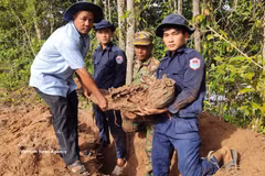 El equipo de K92 realiza su trabajo de búsqueda y recuperación de restos de mártires vietnamitas en la provincia de Kam Pot, Camboya (Foto: VNA) 