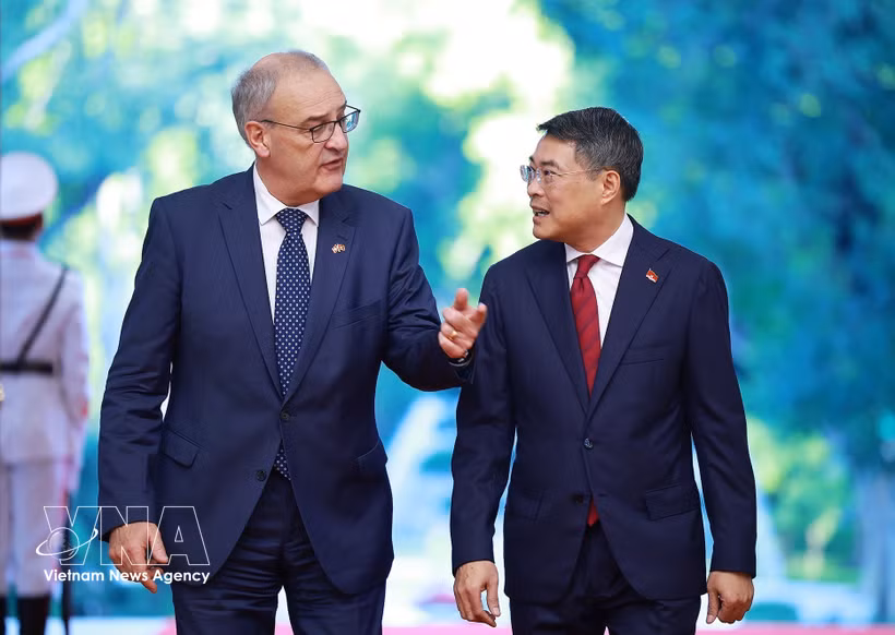 El primer ministro de Vietnam, Le Minh Hung, y el presidente de Suiza, Guy Parmelin. Foto: VNA