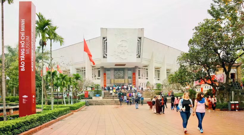 Los turistas visitan el Museo de Ho Chi Minh. Foto: Hoai Nam/https://kinhtedothi.vn/