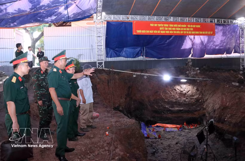 Labores de búsqueda de restos de mártires en el Parque Le Thi Rieng, en Ciudad Ho Chi Minh. (Foto: VNA)