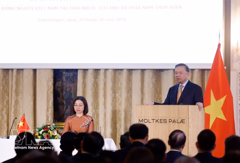 El secretario general del Partido Comunista y presidente de Vietnam, To Lam, em el encuentro con la comunidad de compatriotas. Foto:VNA