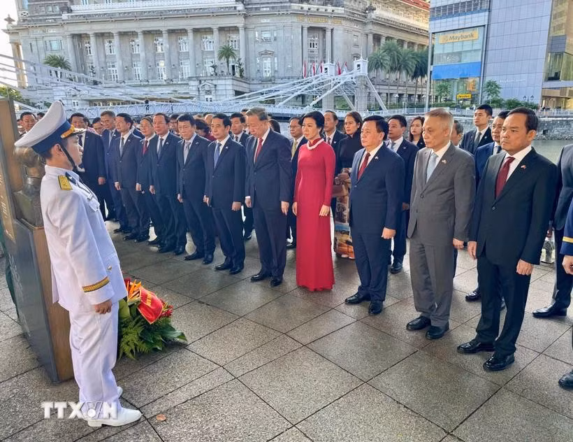 El secretario general del Partido Comunista de Vietnam, To Lam, su esposa, y la delegación que lo acompaña rinden homenaje al Presidente Ho Chi Minh el Museo de las Civilizaciones Asiáticas. (Foto: VNA)