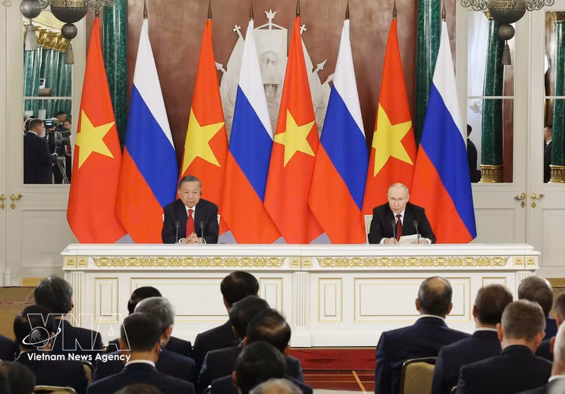 El secretario general del Comité Central del Partido Comunista de Vietnam y presidente del país, To Lam, y el presidente ruso, Vladimir Putin, en conferencia de prensa. Foto: VNA