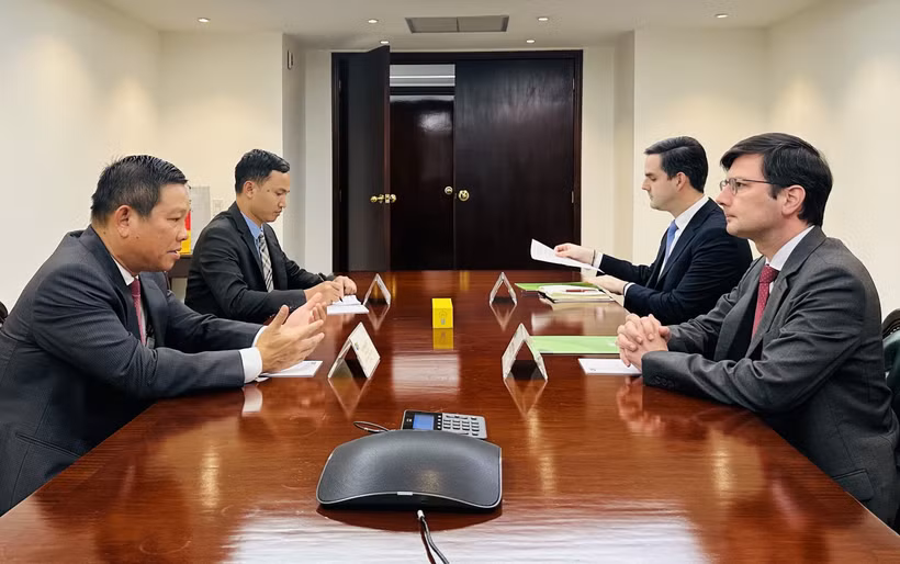 El embajador vietnamita en Venezuela, Vu Trung My, sostiene una reunión con Gianpiero Leoncini, vicepresidente ejecutivo del Banco de Desarrollo de América Latina y el Caribe. (Foto: VNA)
