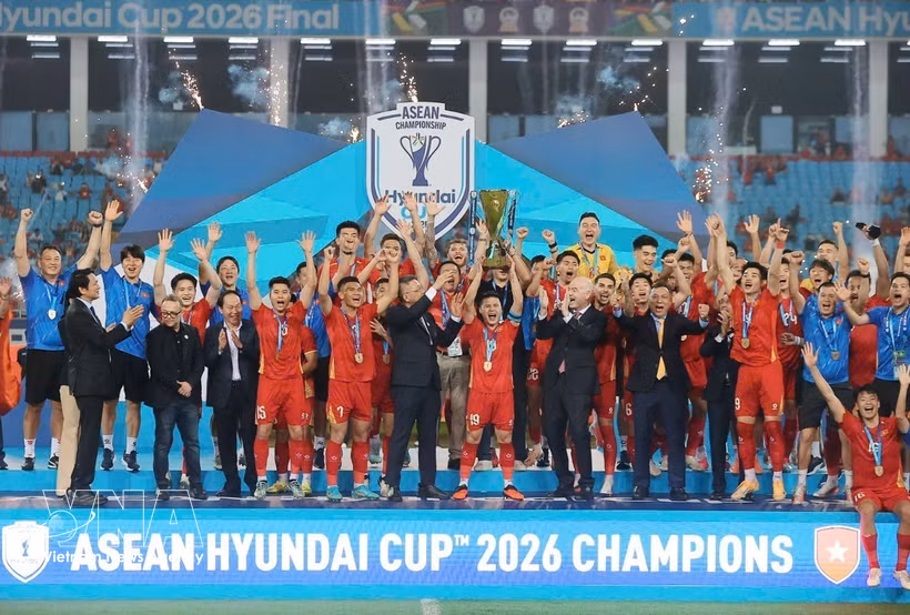 El presidente de la FIFA, Gianni Infantino, entrega el trofeo de campeón de la Copa ASEAN a la selección de Vietnam. Foto: Minh Quyết/VNA