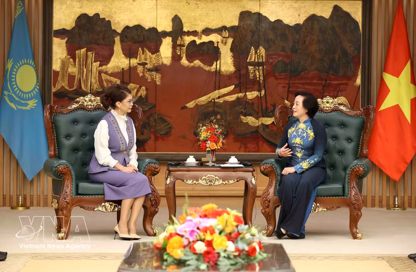 La viceprimera ministra vietnamita Pham Thi Thanh Tra, y Aida Balayeva, viceprimera ministra y titular de Cultura e Información de Kazajistán. Foto: VNA