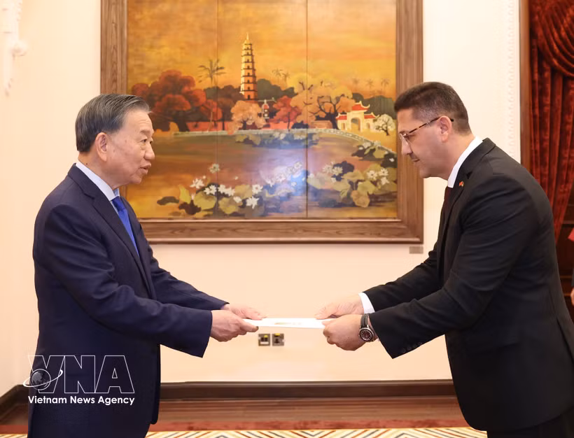 El secretario general del Partido Comunista y presidente de Vietnam, To Lam, recibe al embajador palestino Shadi Abu Zarq. Foto: VNA