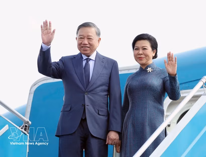 El secretario general del Partido Comunista de Vietnam y presidente del Estado, To Lam, acompañado de su esposa, Ngo Phuong Ly, parte de Hanoi para realizar visitas a Rusia y Francia. Foto: VNA