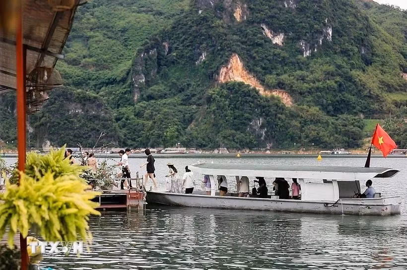 Visitantes en el lago de Hoa Binh. (Foto; VNA)