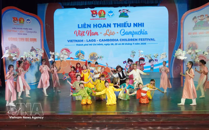 Actuación artística en la ceremonia de clausura del Festival Infantil de los tres países Vietnam-Laos-Camboya. Foto: VNA