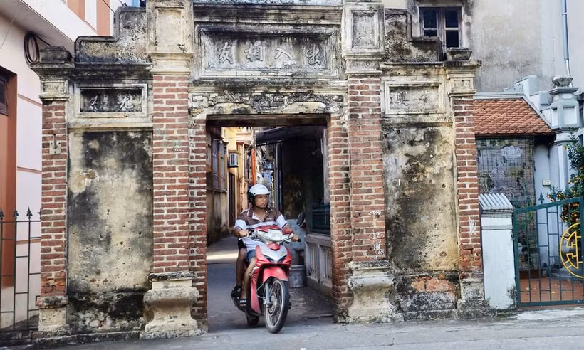 El barrio residencial de Trang Liet aún conserva la antigua puerta de la aldea. Foto: baobacninhtv.vn