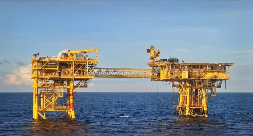 Finalización de la instalación de la plataforma BK-24 y su puente de conexión con la plataforma BK-20. (Foto: nangluongvietnam.vn)