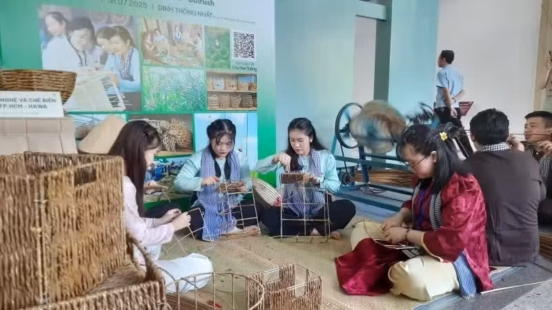 Producción de artesanía según el modelo de economía verde. (Foto: nhandan.vn)