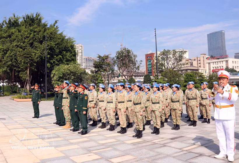 Los oficiales y soldados rinden homenaje al Presidente Ho Chi Minh. Foto: VNA