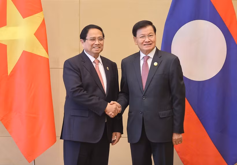 El primer ministro de Vietnam, Pham Minh Chinh, se reunió con el secretario general del Partido Popular Revolucionario de Laos y presidente de ese país, Thongloun Sisoulith. (Foto: VNA)