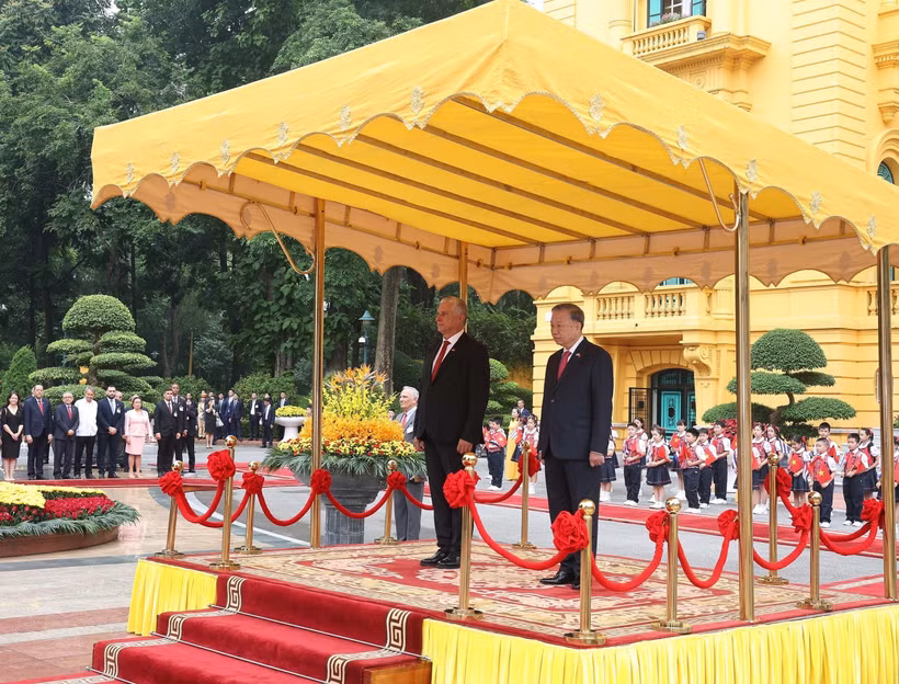 El secretario general To Lam y Díaz-Canel en la tribuna de honor, escuchando las bandas militares interpretar los himnos nacionales de Vietnam y Cuba. Foto: VNA