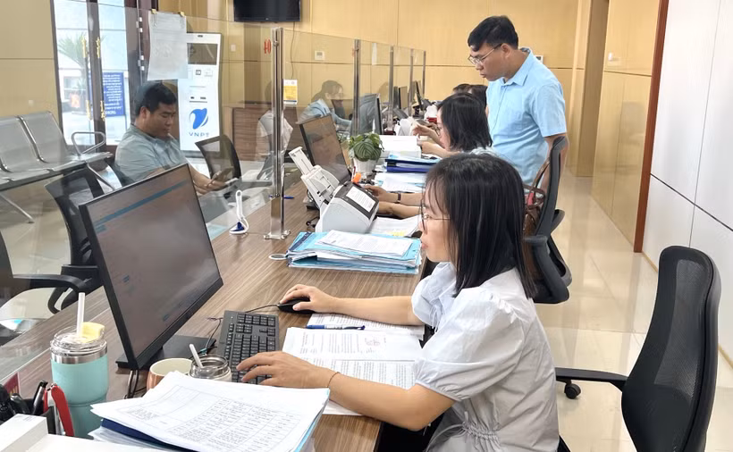 Funcionarios del Centro de Servicios Administrativos Públicos del barrio Doan Ket tramitan expedientes y documentos en un entorno electrónico. Foto: baolaichau.vn