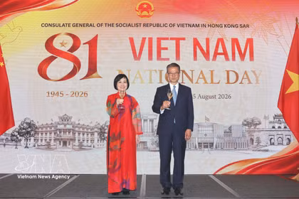 La cónsul general de Vietnam en Hong Kong y Macao, China, Le Duc Hanh, y Paul Chan, secretario de Finanzas de la Región Administrativa Especial de Hong Kong, en el evento. (Fuente: VNA)