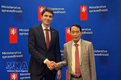 El viceministro de Seguridad Pública de Vietnam Le Quoc Hung, se reúne con Adam Simice, viceministro de Justicia checo responsable del derecho europeo y la cooperación internacional. (Fuente: VNA)