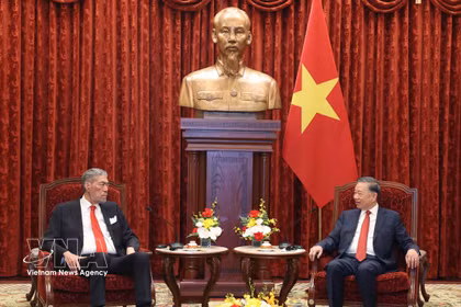 El secretario general del Partido Comunista y presidente de Vietnam, To Lam, recibe al secretario general del Movimiento Izquierda Unida (MIU) de República Dominicana, Miguel Mejía. (Fuente: VNA)