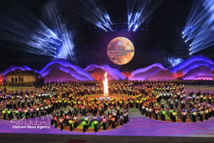 Más de dos mil personas participan en la danza Xoe realizada en la apertura del Festival. (Fuente: VNA)