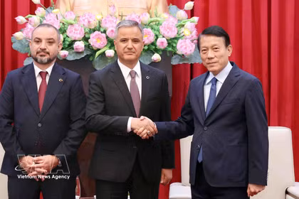 El ministro de Seguridad Pública de Vietnam, Luong Tam Quang, recibe a los gerentes de ICT y ANVI. (Fuente: VNA)
