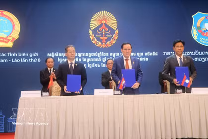 Representantes de Vietnam, Camboya y Laos firman un comunicado conjunto. (Fuente: VNA)