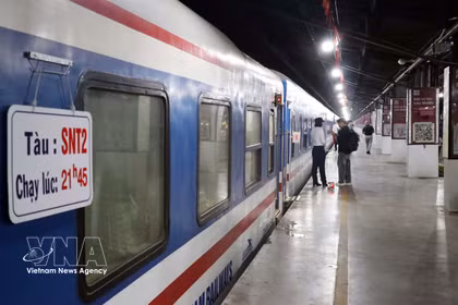 El tren SNT2 sale de la estación de SaigOn a las 21:45 y llega a la estación de Nha Trang a las 05:40 de la mañana siguiente. (Fuente: VNA)