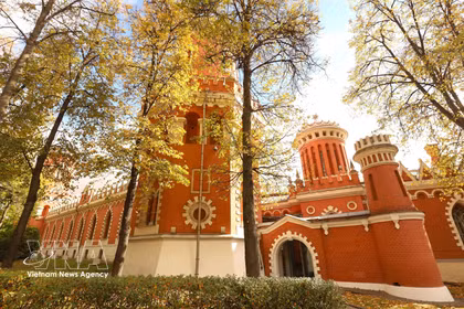 El Palacio de Viajes Petrovsky de Moscú luce radiante en el dorado otoño. (Fuente: VNA)