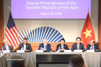 El viceprimer ministro de Vietnam Nguyen Van Thang y delegados en el coloquio empresarial. (Fuente: VNA)