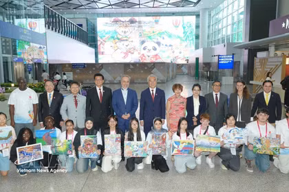 La concursante Hoang Ngoc Han, de 13 años (segunda por la izquierda en la primera fila), con su pintura ganadora junto a otros premiados del concurso. (Fuente: VNA)