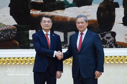 Premier vietnamita Le Minh Hung y su homólogo laosiano, Hun Manet. (Fuente: VNA)