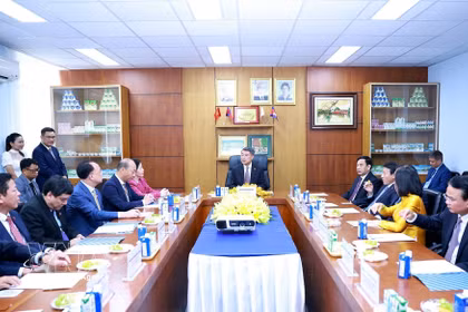 El primer ministro vietnamita, Le Minh Hung, sostiene un encuentro con gerentes de Vinamilk. (Fuente: VNA)