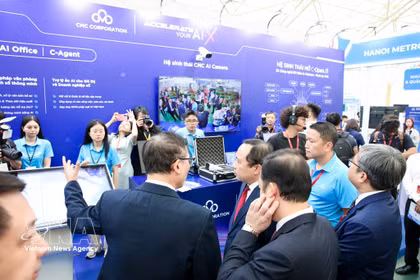 Los delegados visitan el stand para explorar el ecosistema de soluciones de IA «Make in Vietnam» y «Made by CMC». (Fuente: VNA)