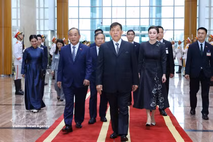 El Rey de Tailandia, Maha Vajiralongkorn Phra Vajiraklaochaoyuhua, y la Reina Suthida Bajrasudhabimalalakshana llegan a Hanoi para su visita de Estado. (Fuente: VNA)