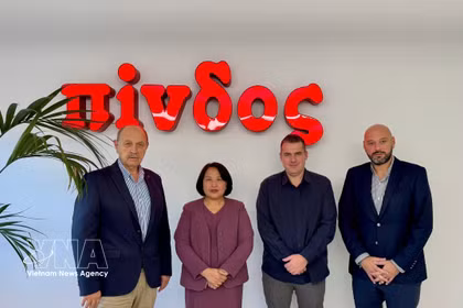 La embajadora de Vietnam, Pham Thi Thu Huong, visita y mantiene encuentros de trabajo con representantes de las principales empresas griegas de procesamiento de alimentos: Nitsiakos y Pindos. (Fuente: VNA)