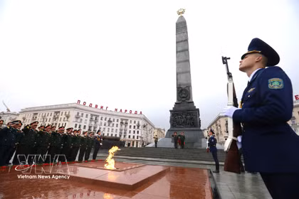El general Nguyen Trong Nghia deposita una ofrenda floral en el Monumento a la Victoria en Minsk, Bielorrusia. (Fuente: VNA)