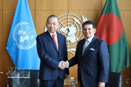 El secretario general del Partido Comunista de Vietnam (PCV) y presidente de la República, To Lam, y el presidente de la 81ª Asamblea General de la ONU, Khalilur Rahman. (Fuente: VNA)