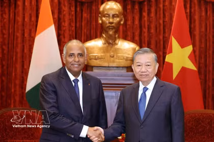 El secretario general del Partido Comunista de Vietnam y presidente del Estado, To Lam, recibe al presidente de la Asamblea Nacional de Costa de Marfil, Patrick Achi. (Fuente: VNA)
