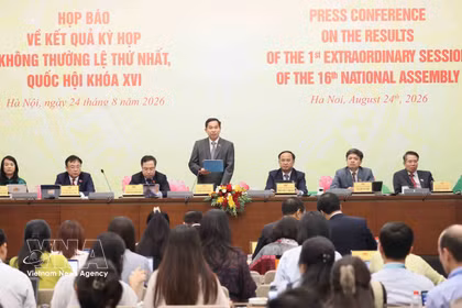 El secretario general y jefe de la Oficina de la Asamblea Nacional, Le Quang Manh, preside la conferencia de prensa. (Foto: VNA)
