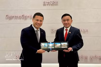 El miembro del Buró Político e integrante permanente del Secretariado del Comité Central del Partido Comunista de Vietnam (PCV), Tran Cam Tu, y el presidente del Partido de Acción Popular y ministro de Educación de Singapur, Desmond Lee. (Fuente: VNA)