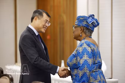 El primer ministro vietnamita, Le Minh Hung, se reúne con la directora general de la Organización Mundial del Comercio (OMC), Ngozi Okonjo-Iweala. (Fuente: VNA)