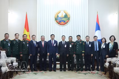 El viceprimer ministro y ministro de Defensa de Vietnam, general Phan Van Giang, su homólogo laosiano, general Khamlieng Outhakaysone, y delegados. (Fuente: VNA)