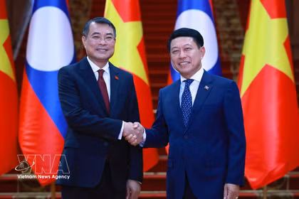 El primer ministro de Vietnam, Le Minh Hung, y su homólogo laosiano, Saleumxay Kommasith. (Fuente: VNA)