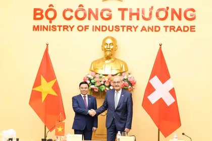 El ministro de Industria y Comercio de Vietnam, Le Manh Hung, y el presidente y ministro del Departamento Federal de Asuntos Económicos, Educación e Investigación de Suiza, Guy Parmelin. (Fuente: Ministerio de Industria y Comercio)