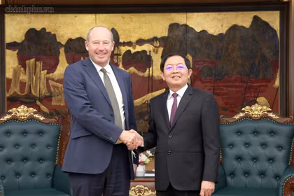El viceprimer ministro vietnamita Ho Quoc Dung recibe a Mark Armstrong, director comercial para Europa, Oriente Medio y África, y Asia-Pacífico del grupo francés Pasqal. (Fuente:chinhphu.vn)
